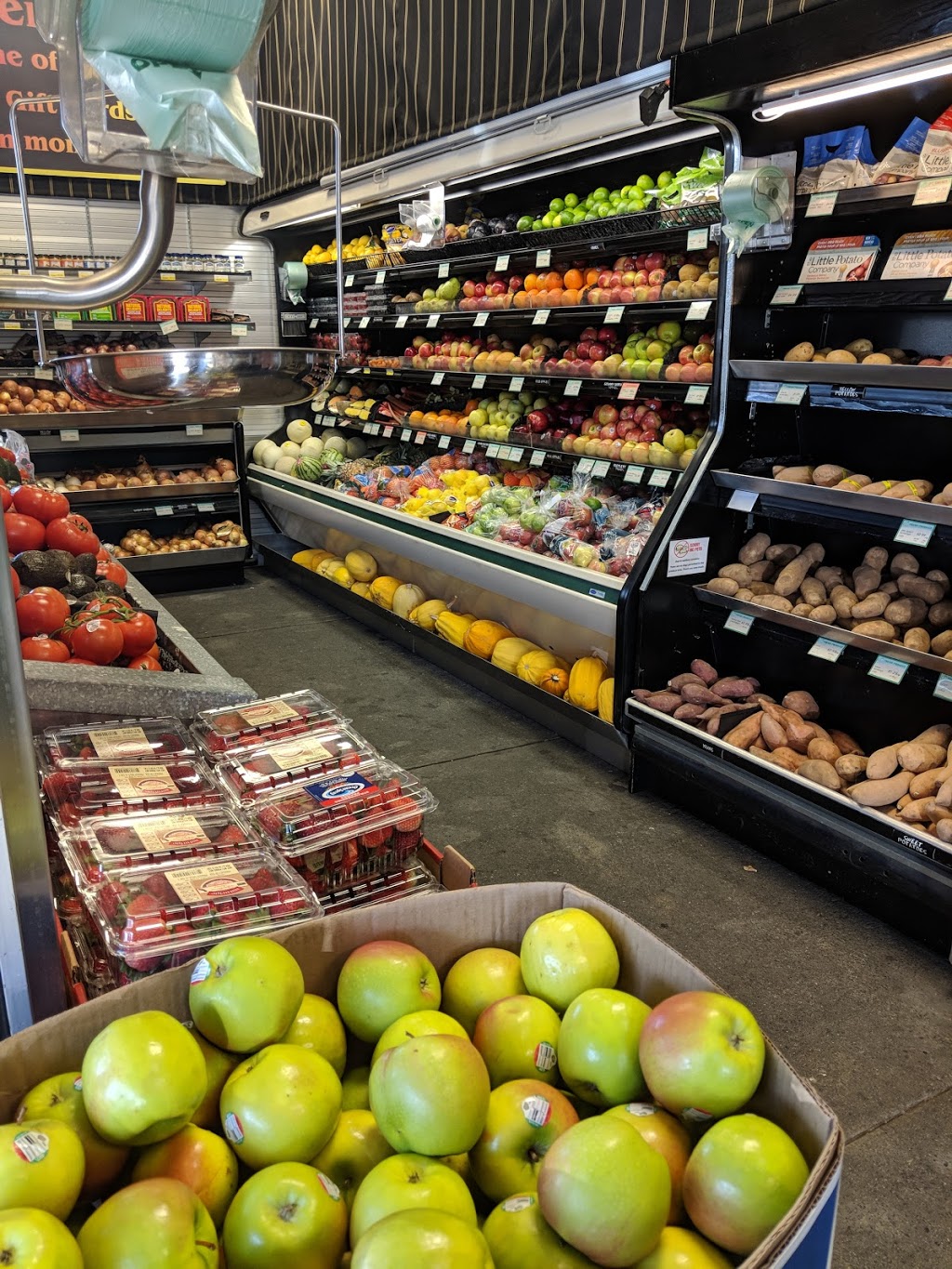 Peppers Grocery | 3829 Cadboro Bay Rd, Victoria, BC V8N 4G1, Canada | Phone: (250) 477-6513
