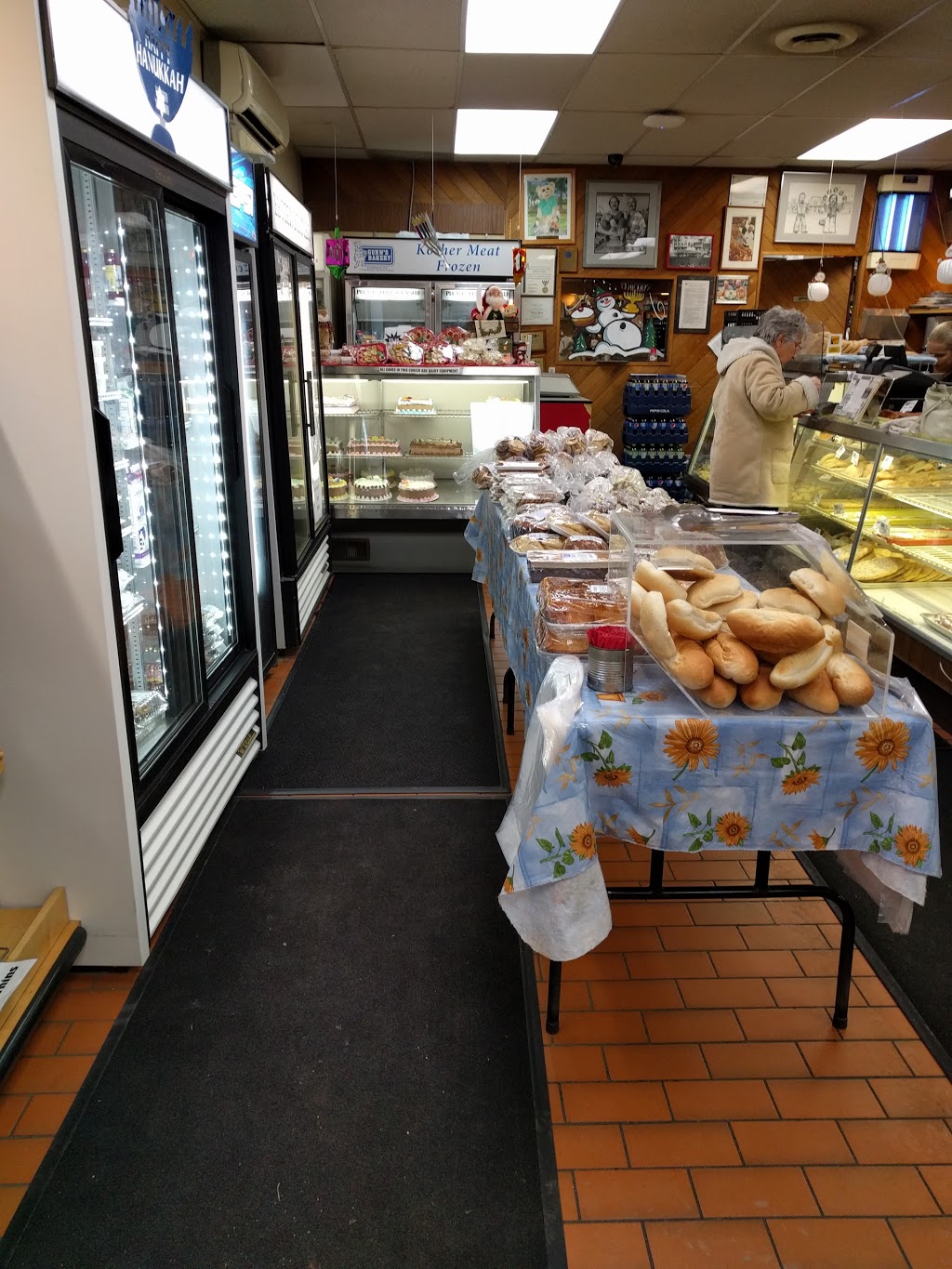 Gunns Bakery | 247 Selkirk Ave, Winnipeg, MB R2W 2L5, Canada | Phone: (204) 582-2364