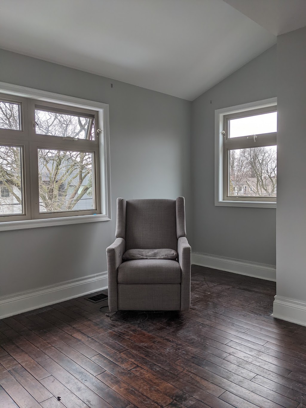 A Smiling Painter | 964 Dundas St W, Toronto, ON M6J 1W5, Canada | Phone: (416) 414-9477