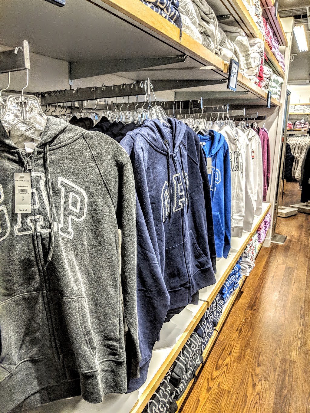 Gap Entrepôts | MONTREAL PREMIUM 230, 19001 Chemin Notre Dame, Mirabel, QC J7J 2A5, Canada | Phone: (450) 420-4882