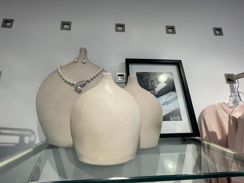 Lace Sainte Anne | 92 Rue Ste Anne, Sainte-Anne-de-Bellevue, QC H9X 1L8, Canada | Phone: (514) 457-6798