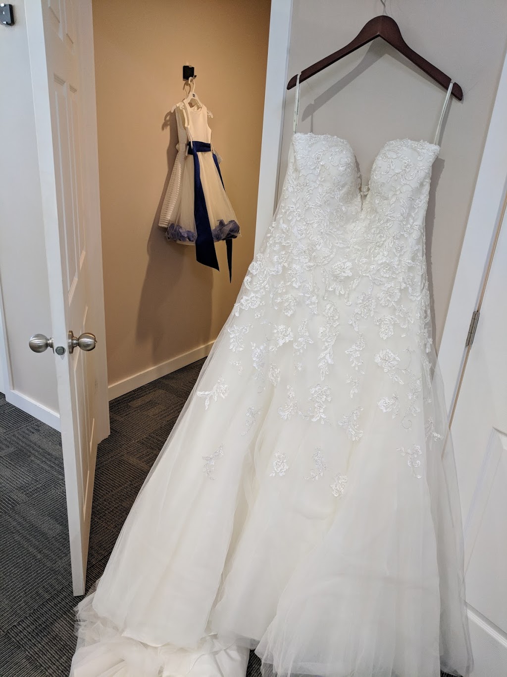 Cottonwood Bridal | 1914 Southbank Road, Okotoks, AB T0L 0A0, Canada | Phone: (403) 938-0014