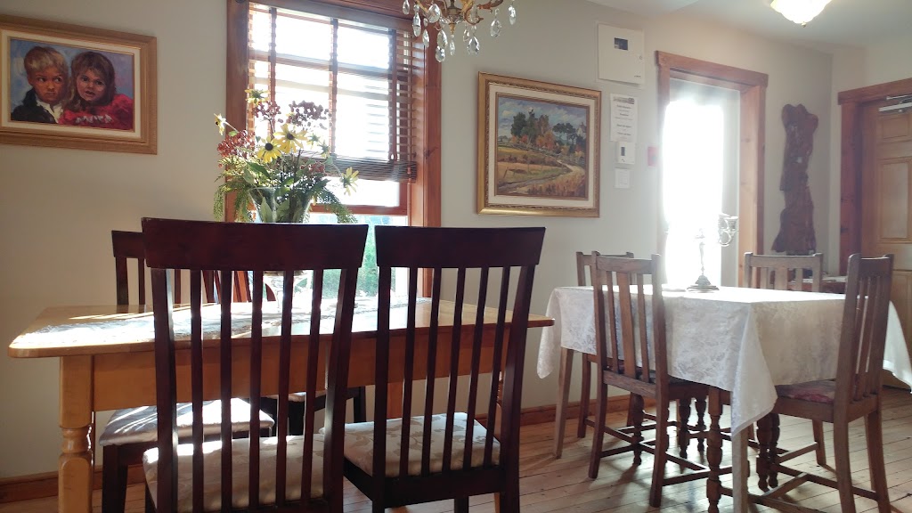 Auberge Les Deux Pignons | 115 Rue Dumas, Petit-Saguenay, QC G0V 1N0, Canada | Phone: (418) 272-3091