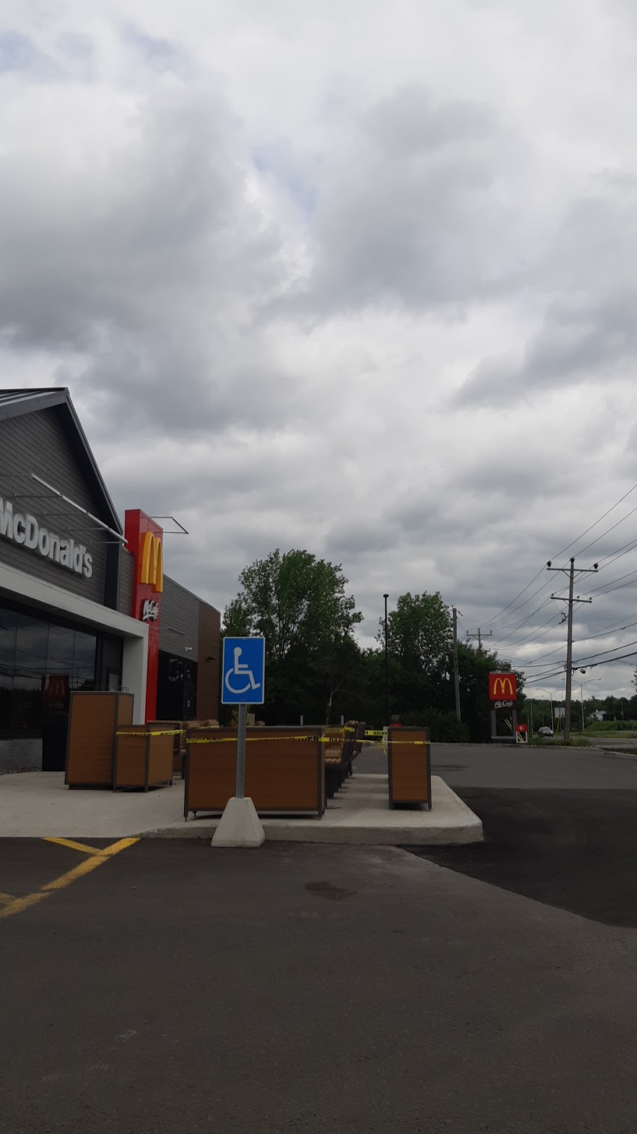 McDonalds | 2638 Boulevard du Curé-Labelle, Prévost, QC J0R 1T0, Canada | Phone: (450) 224-4788