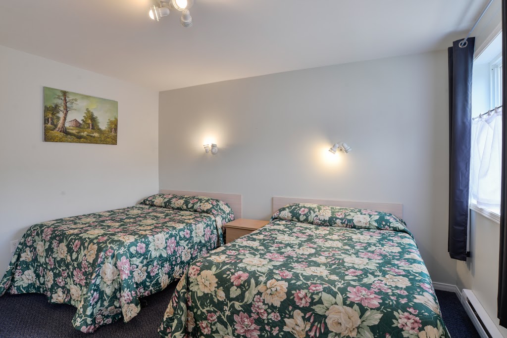 Oakwood Motel | 1060 Muskoka Rd S, Gravenhurst, ON P1P 1K6, Canada | Phone: (705) 687-4224