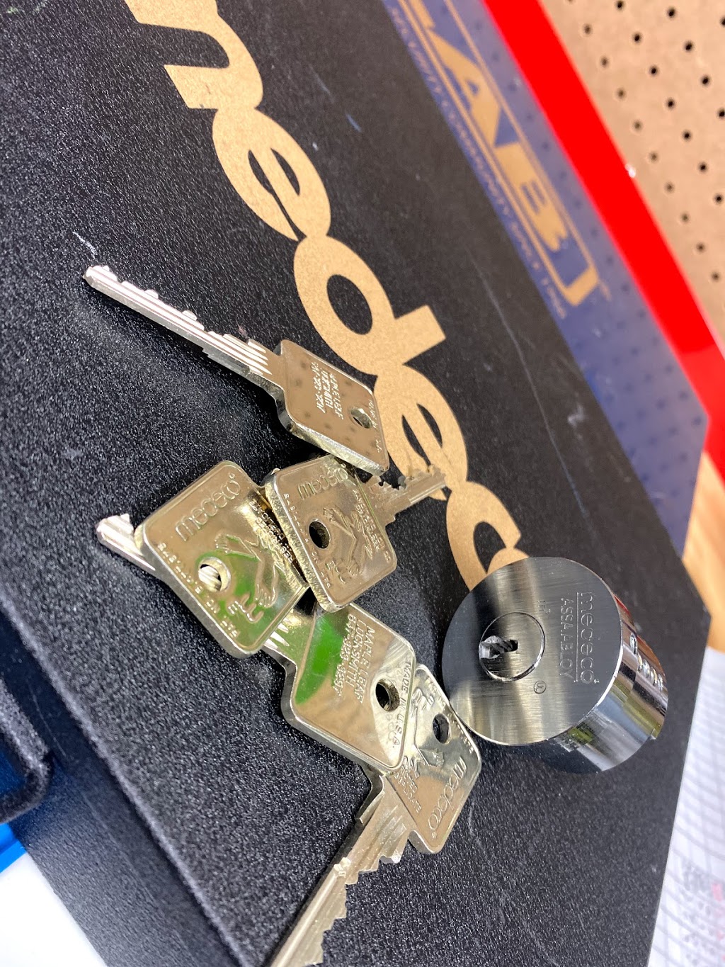 Maple Leaf Locksmith | 798 Wilson Ave, Toronto, ON M3K 1E2, Canada | Phone: (647) 323-3297