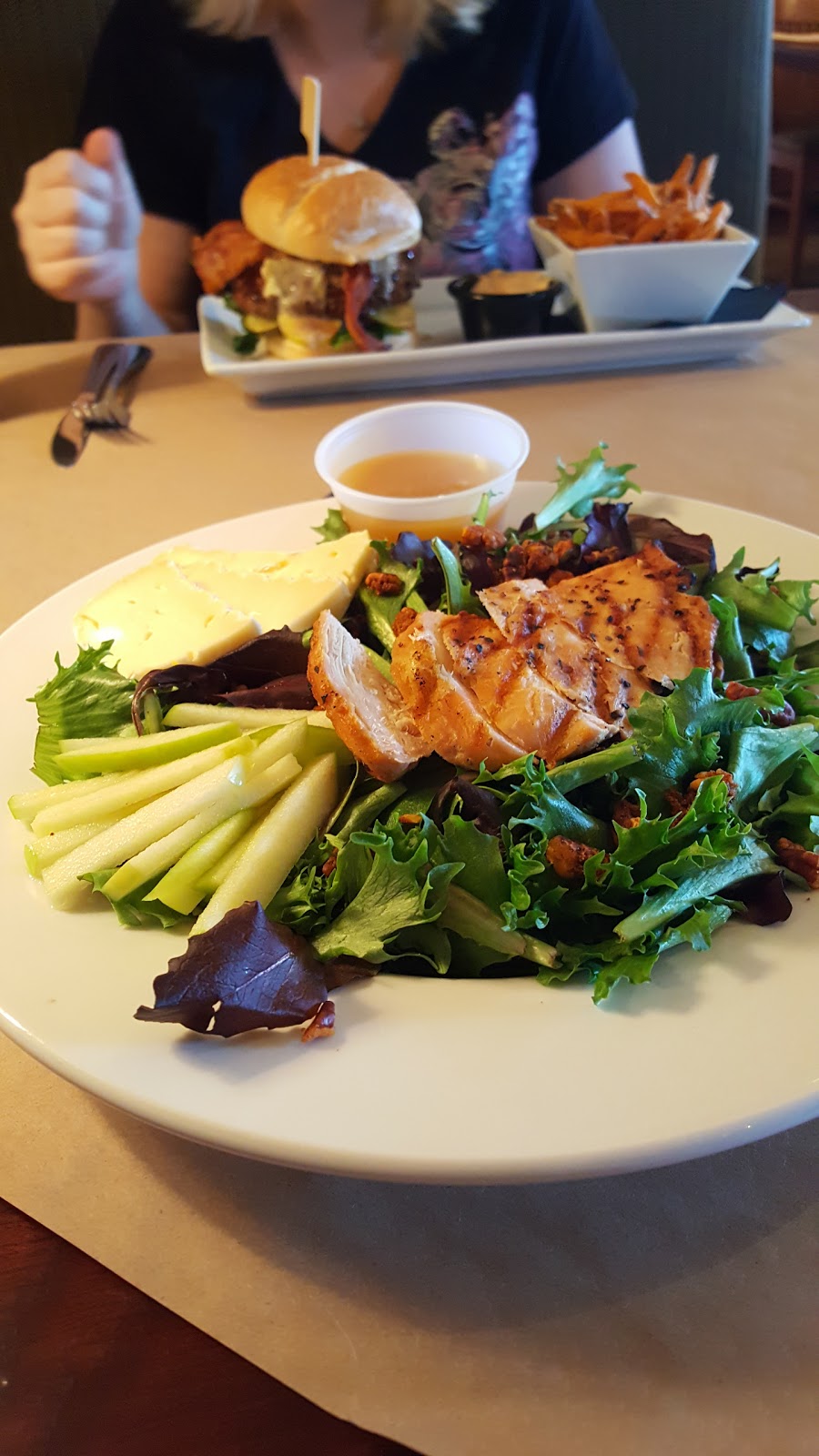 M.T. Bellies | 871 Niagara St, Welland, ON L3C 1M4, Canada | Phone: (905) 788-9474