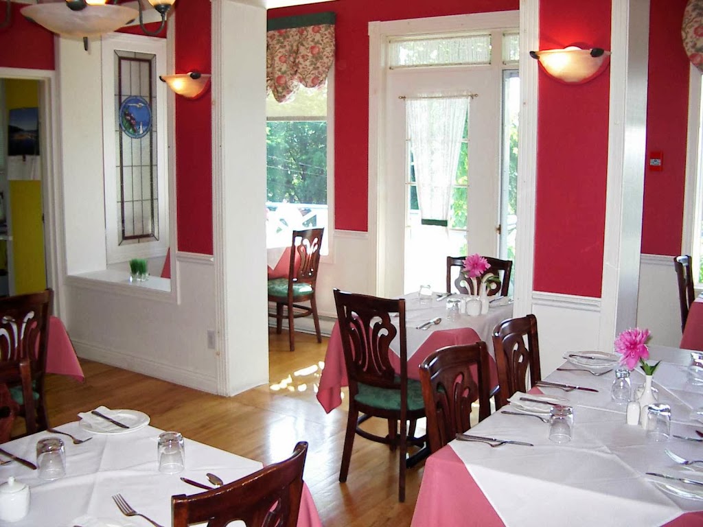Auberge Fleurs De Lune | 301 Rue St Raphaël, La Malbaie, QC G5A 2N6, Canada | Phone: (418) 665-1090