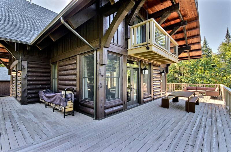 Chalet du Rêve Tremblant | 34 Chem. des Pruches, Lac-Supérieur, QC J0T 1J0, Canada | Phone: (416) 735-2311