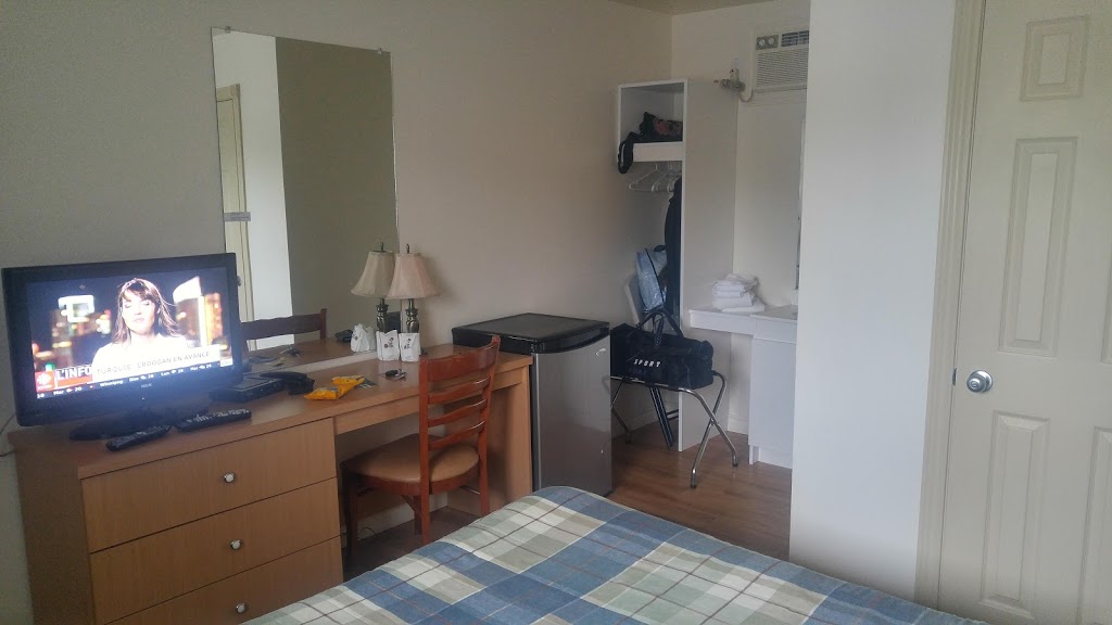 Motel Chevalier | 3862 Boulevard Sainte-Anne, Québec, QC G1E 3M3, Canada | Phone: (418) 661-3876