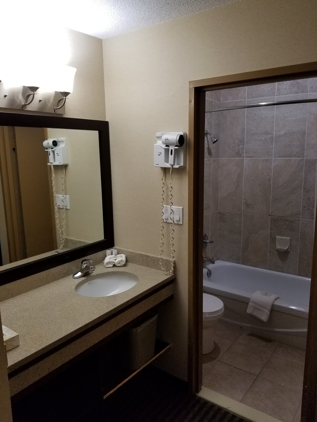 Abbotsford Hotel | 2073 Clearbrook Rd, Abbotsford, BC V2T 2X1, Canada | Phone: (604) 859-6211