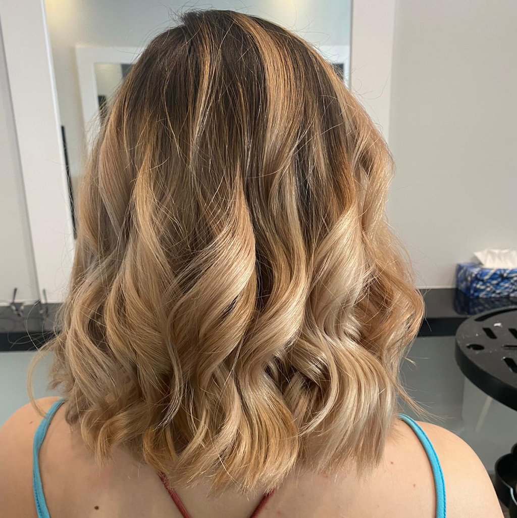 Salon coiffure J Style | 752 Boulevard de lIndustrie, Saint-Paul, QC J0K 3E0, Canada | Phone: (450) 394-3020