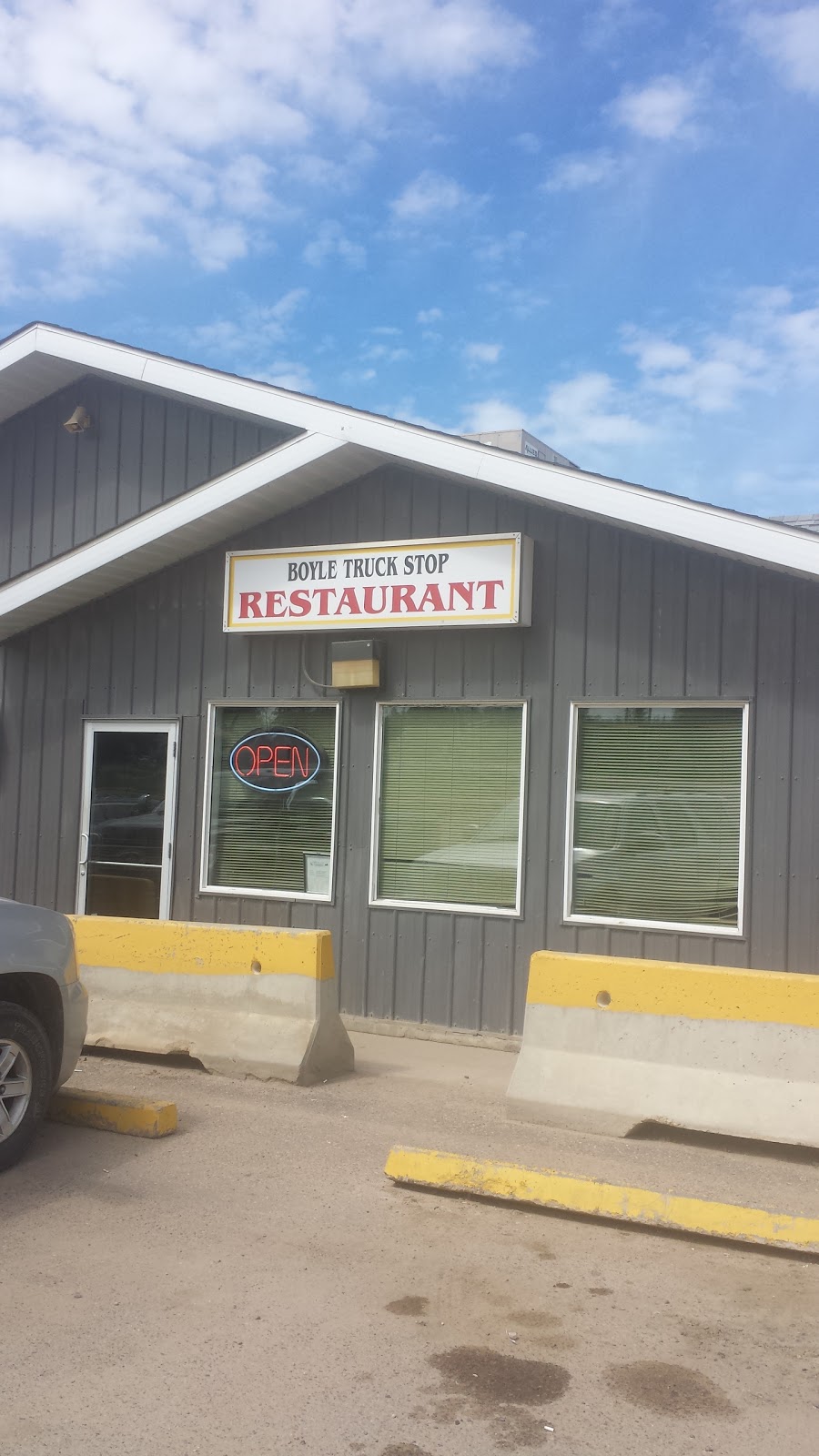 Hooters Truck Stop Restaurant | 5100 Lakeview Rd, Boyle, AB T0A 0M0, Canada | Phone: (780) 689-4999