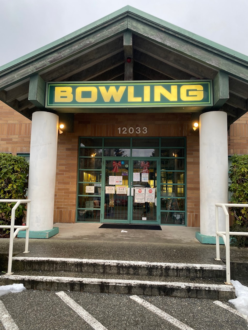 Scottsdale Bowling Lanes | bowling alley | 12033 84 Ave, Surrey, BC V3W 3G4, Canada | 6045963924 OR +1 604-596-3924