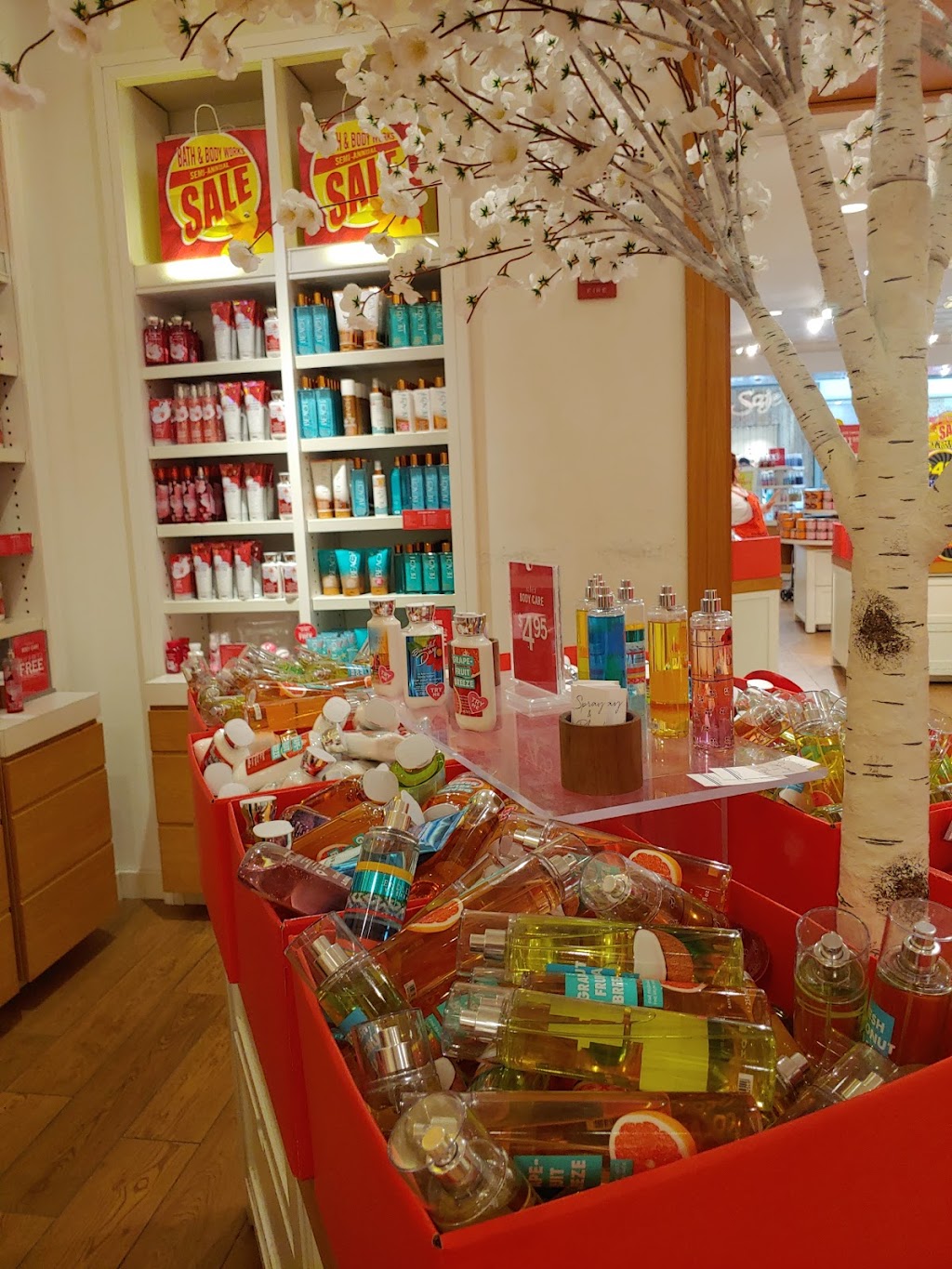 Bath & Body Works | 900 Maple Ave, Burlington, ON L7S 2J8, Canada | Phone: (905) 639-4589