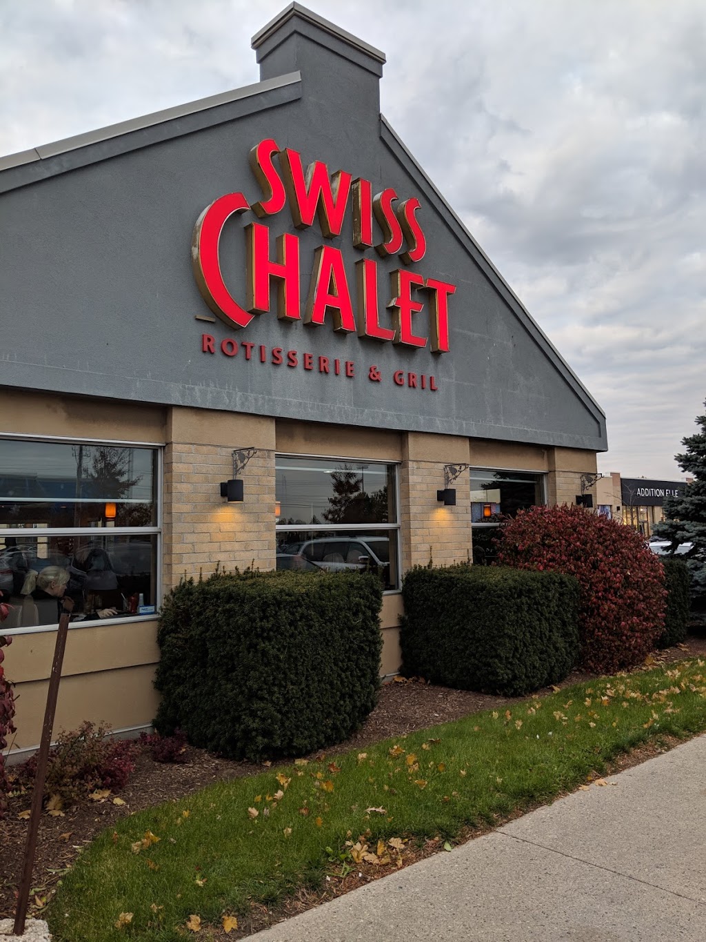 Swiss Chalet Rotisserie & Grill | 92 Fanshawe Park Rd E, London, ON N5X 4C5, Canada | Phone: (519) 672-0968