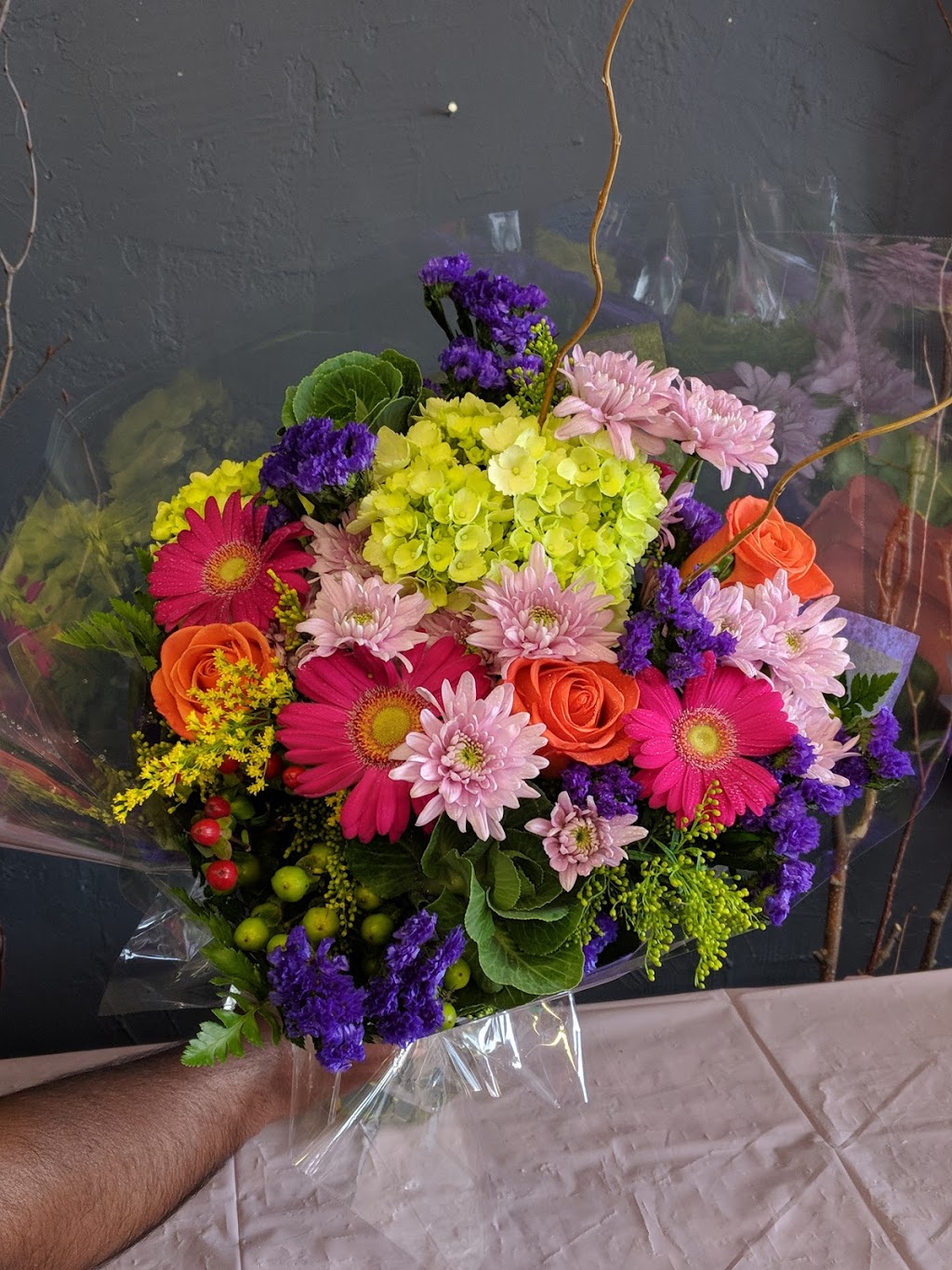 Select Flowers | 23-2425 Truscott Dr, Mississauga, ON L5J 2B4, Canada | Phone: (905) 822-1476