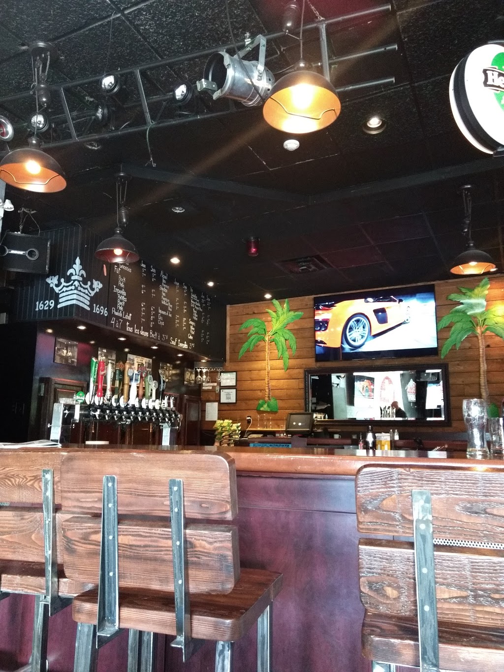 Pub Le Vieux | 650 Boulevard du Fort-Saint-Louis, Boucherville, QC J4B 1S9, Canada | Phone: (450) 655-9117