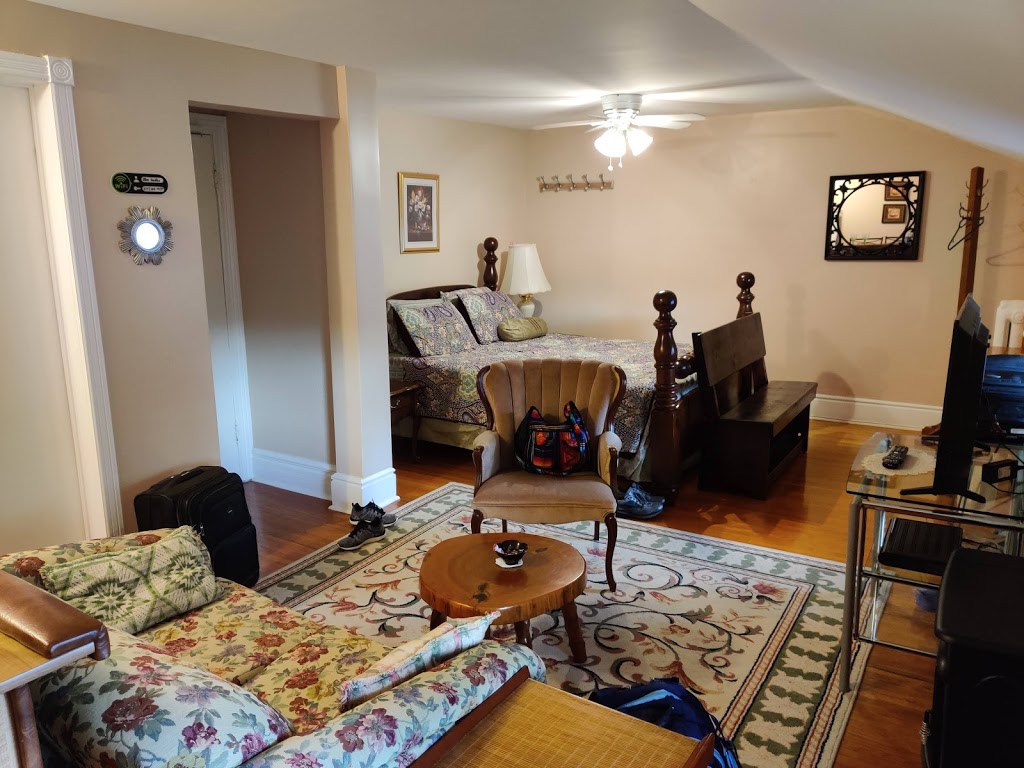 Blue Gables B&B | 4305 Simcoe St, Niagara Falls, ON L2E 1T5, Canada | Phone: (647) 865-5575