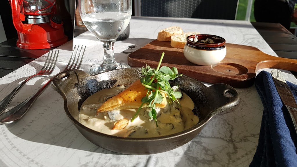 Restaurant Le Capitaine Provost | 2000 Chemin du Motel-sur-le-Lac, Frontenac, QC G6B 2S1, Canada | Phone: (819) 583-0293