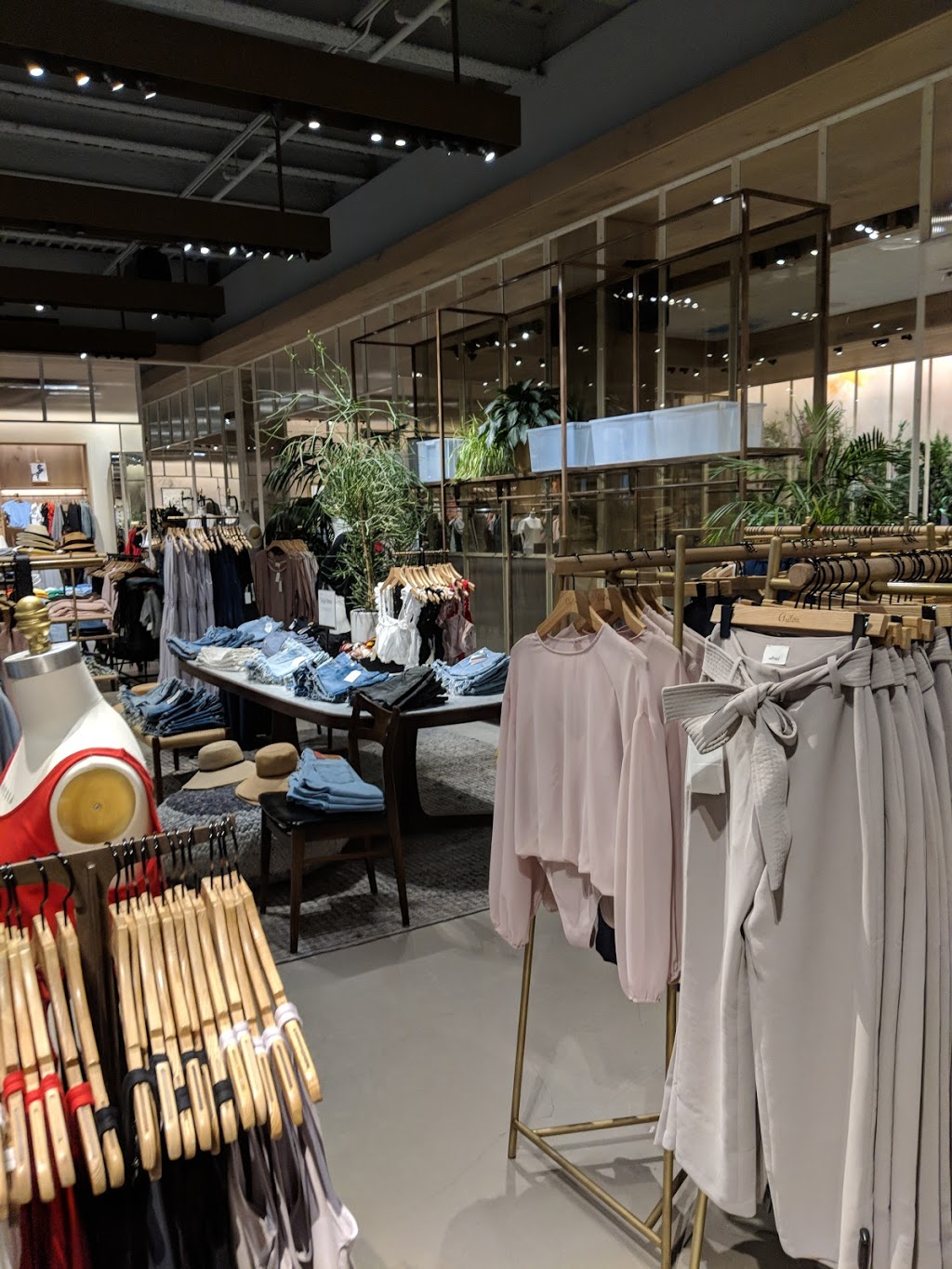 Aritzia | 3401 Dufferin St, North York, ON M6A 2T9, Canada | Phone: (416) 785-9758