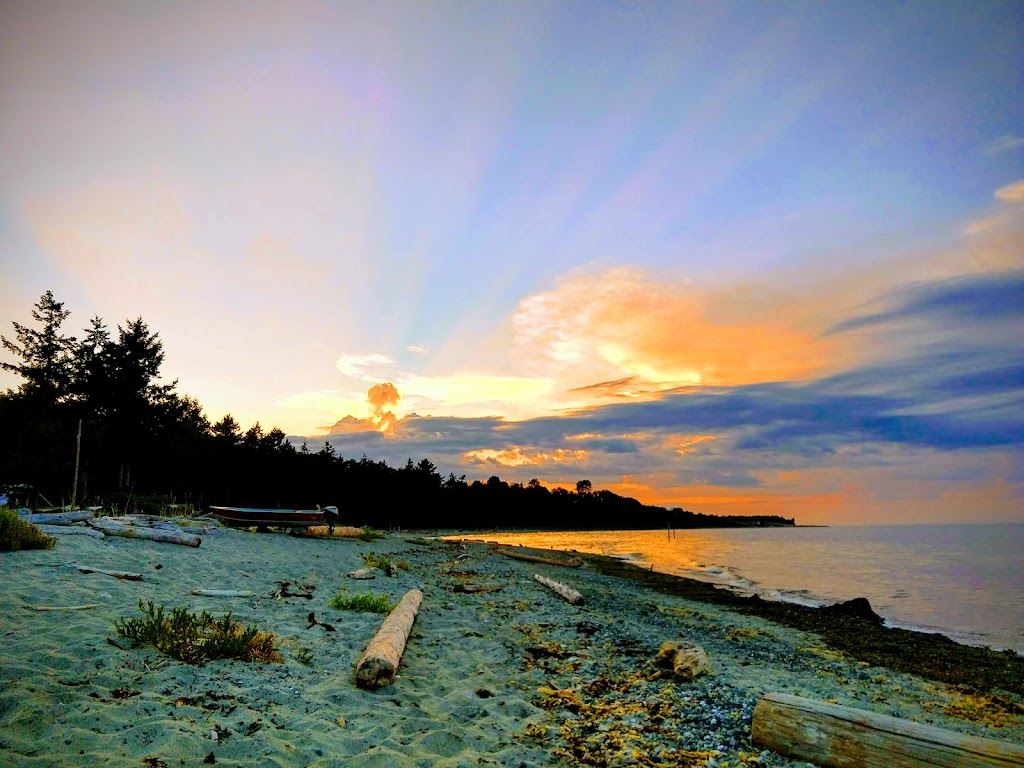 Kye Bay Guest Lodge & Cottages | 590 Windslow Rd, Comox, BC V9M 3T8, Canada | Phone: (604) 858-5456