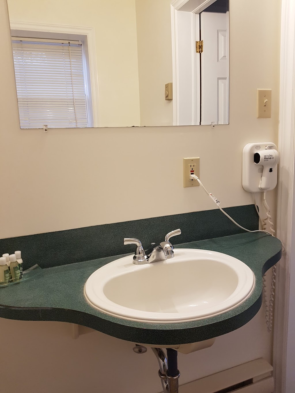 Covered Bridge Inn & Suites | 818 Main St, Sussex, NB E4E 2M5, Canada | Phone: (506) 433-1805