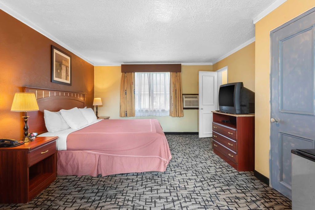 Rodeway Inn & Suites Clarence/Buffalo East | 9370 Main St, Clarence, NY 14031, USA | Phone: (716) 759-6845