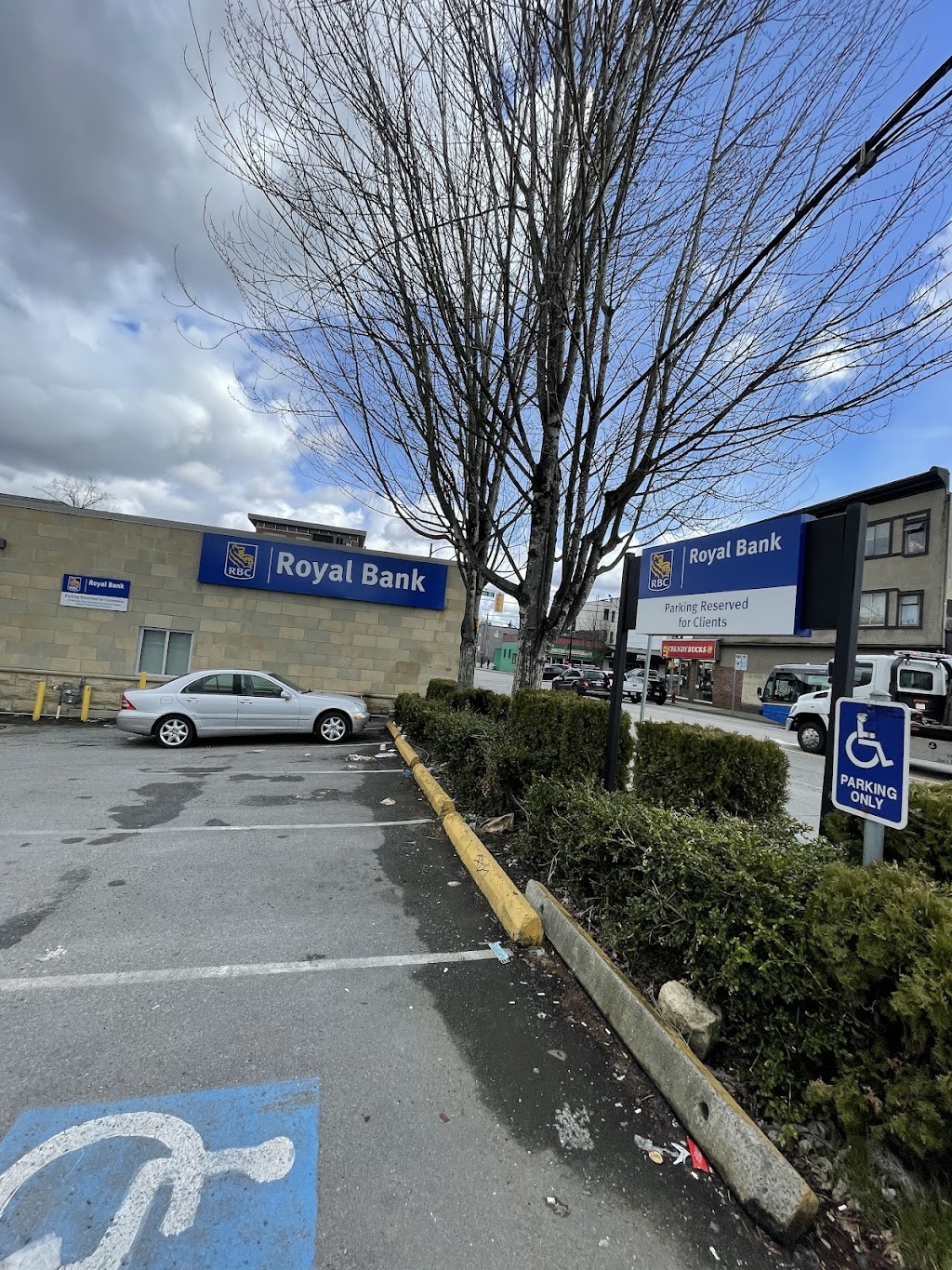 RBC Royal Bank | 4095 Main St, Vancouver, BC V5V 3P5, Canada | Phone: (604) 665-3111