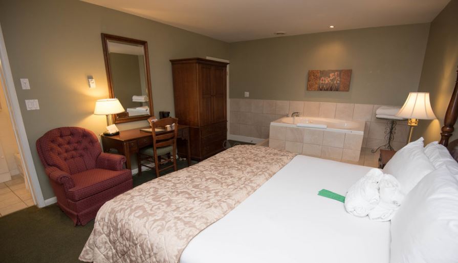 Gananoque Inn & Spa | 550 Stone Street South, 1000 Islands, Gananoque, ON K7G 2A8, Canada | Phone: (613) 382-2165
