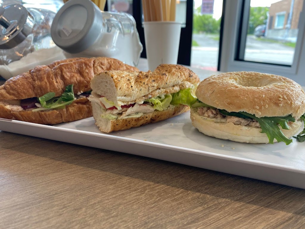 Café Laurier | 75 Rue Angus N, East Angus, QC J0B 1R0, Canada | Phone: (819) 832-3232