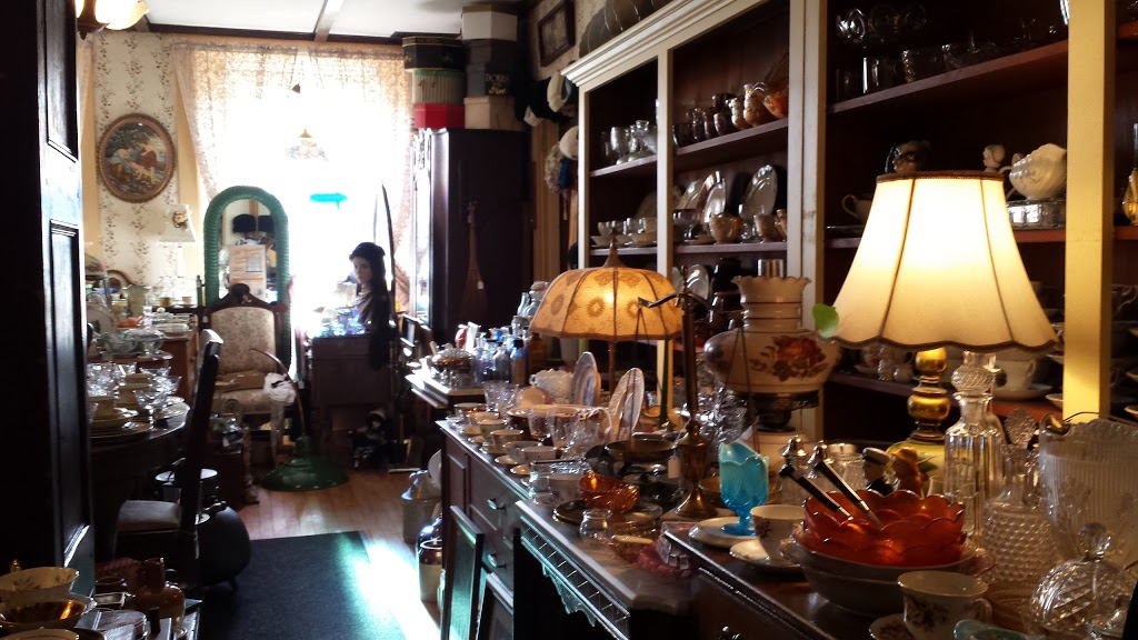 Antiquités Au Fil du Temps | 1 Rue Maple, Stanbridge East, QC J0J 2H0, Canada | Phone: (450) 248-1165