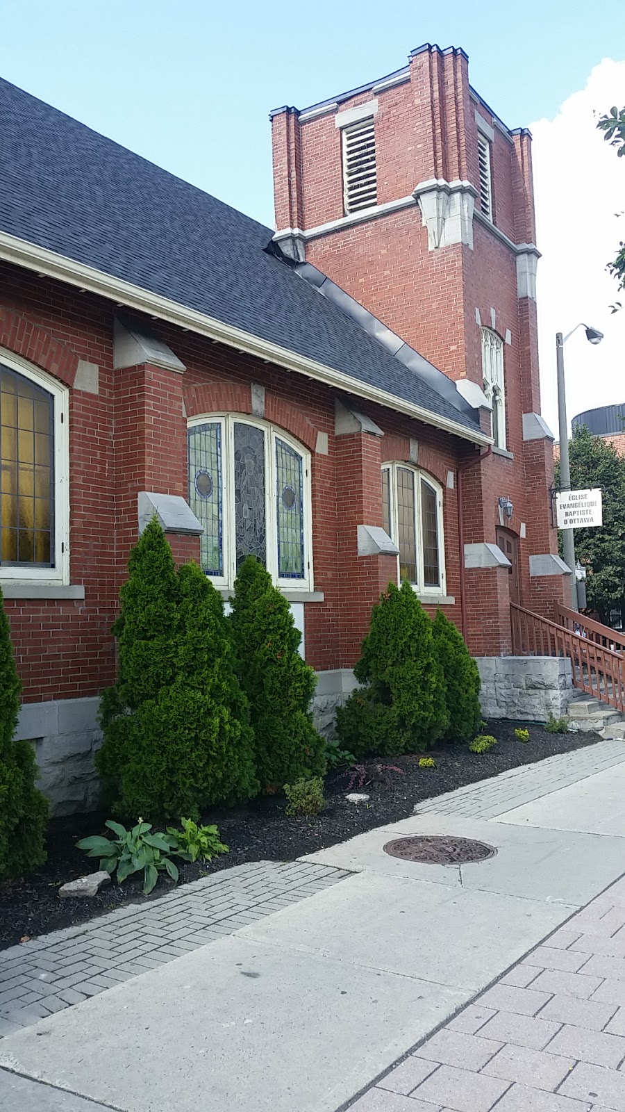 Eglise Evangelique Baptiste dOttawa | 284 King Edward Ave, Ottawa, ON K1N 7M4, Canada | Phone: (613) 789-3202