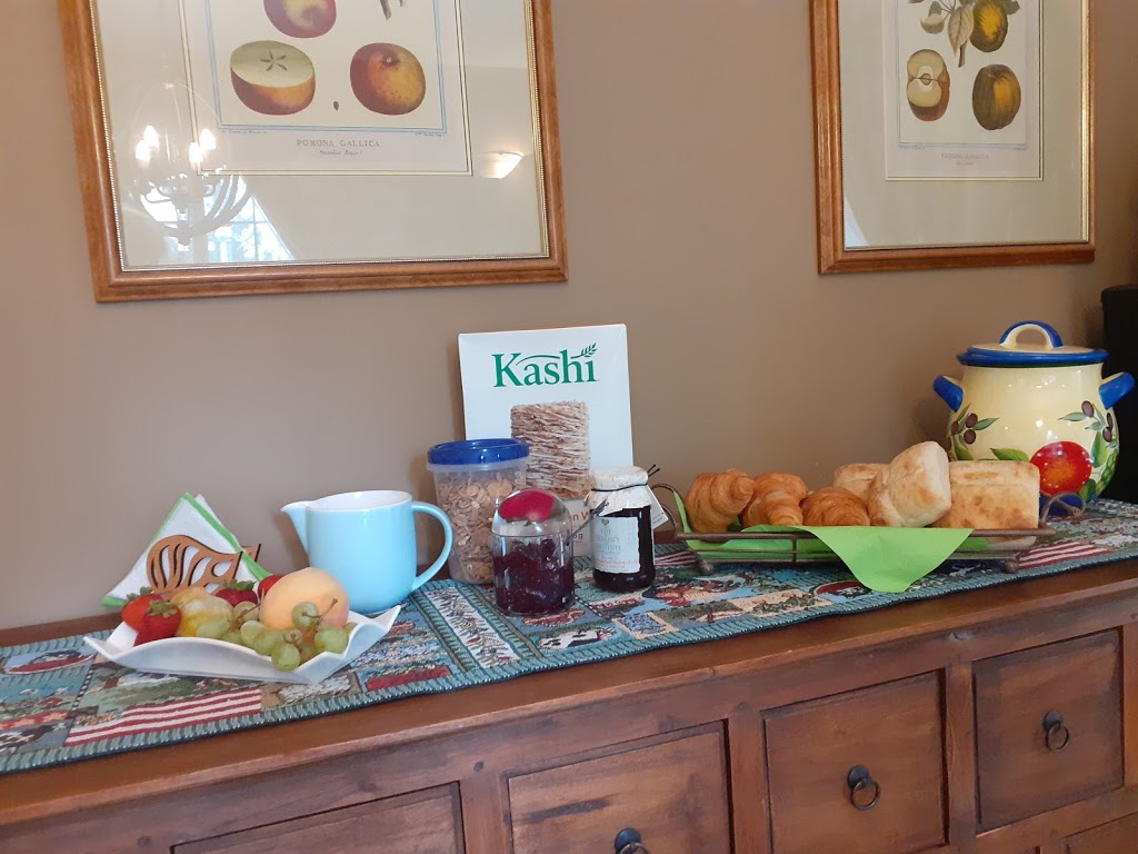 Quatsino Homestay | 1107 Quatsino Dr, North Saanich, BC V8L 5R8, Canada | Phone: (778) 676-1153
