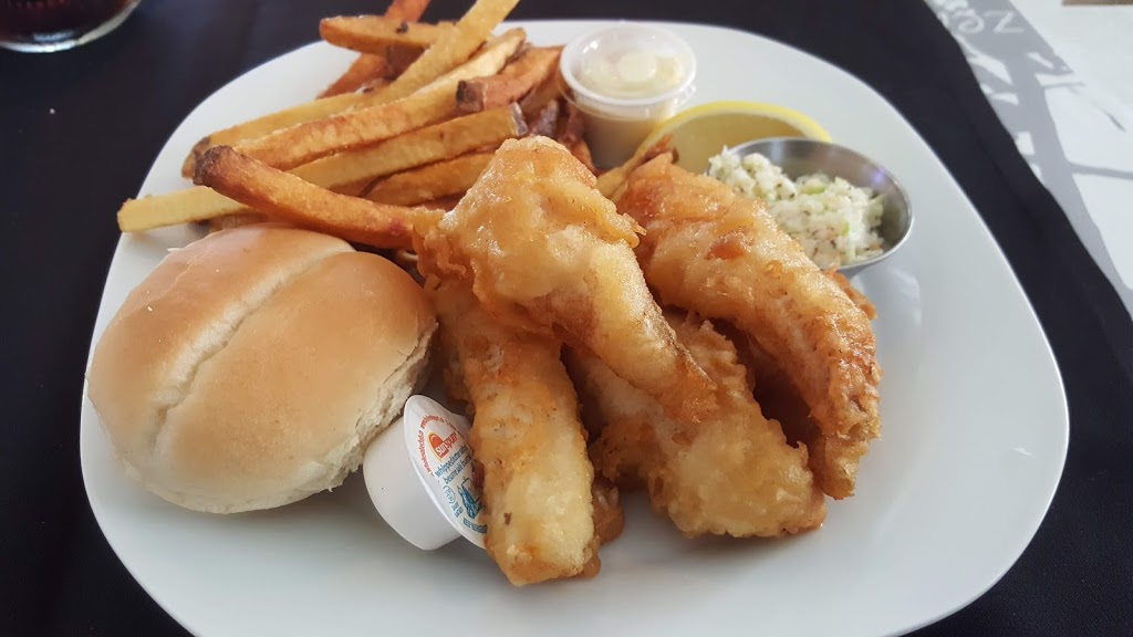 Izzys Schooners Restaurant & Patio Lookout | 35 Robinson St, Port Burwell, ON N0J 1T0, Canada | Phone: (519) 874-4363