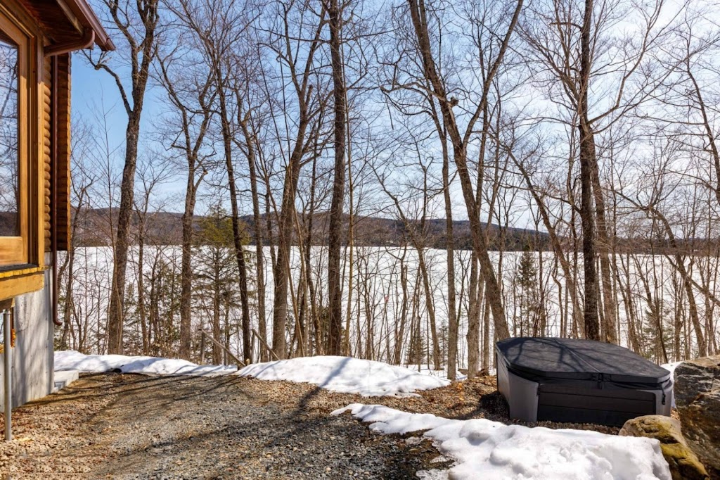 Chalet à louer avec spa | 481 Chem. de lÉrablière, Saint-Gérard-des-Laurentides, QC G9R 1W3, Canada | Phone: (418) 580-2555