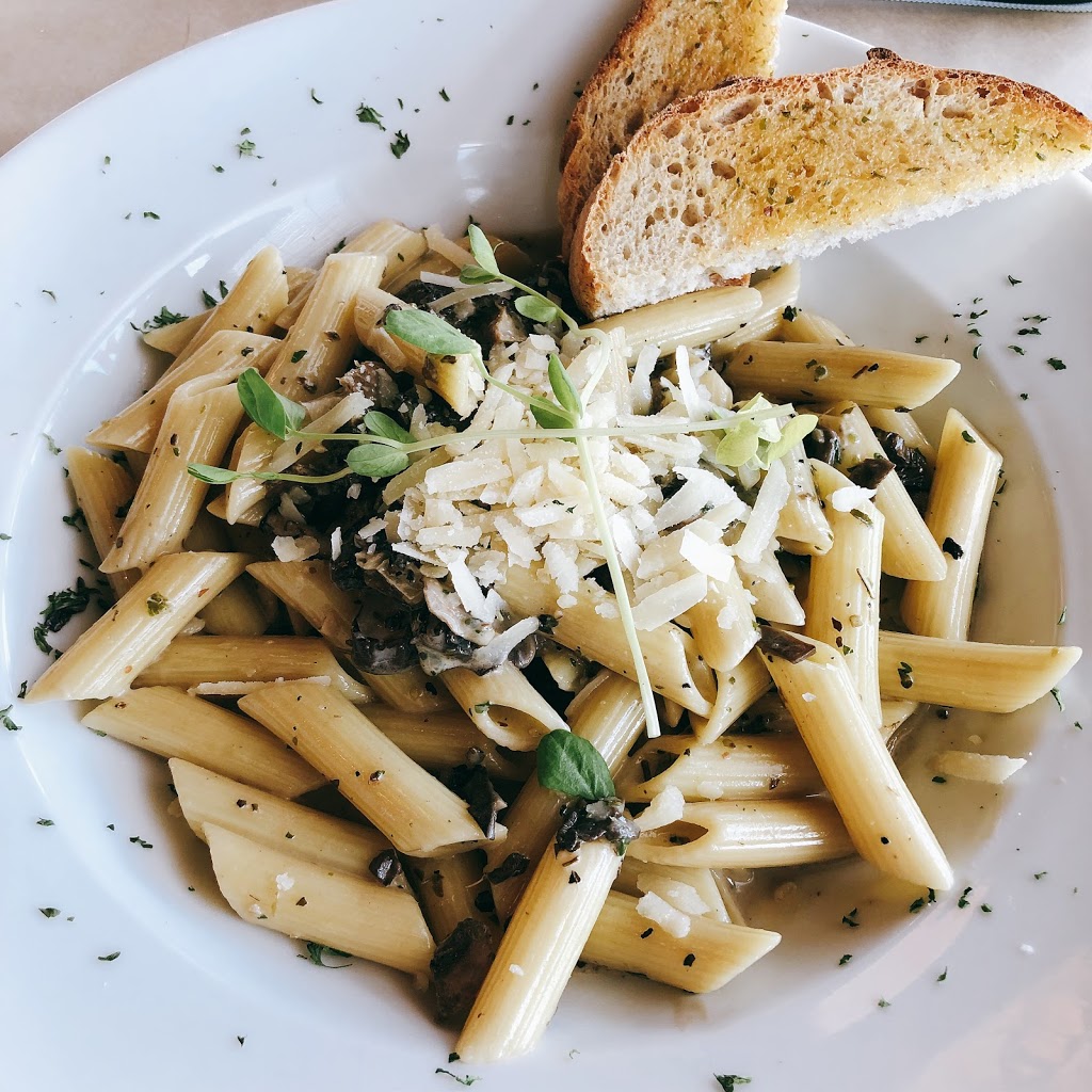 Lucky Italiano Restaurant | 23 Water St, Windsor, NS B0N 2T0, Canada | Phone: (902) 798-5999