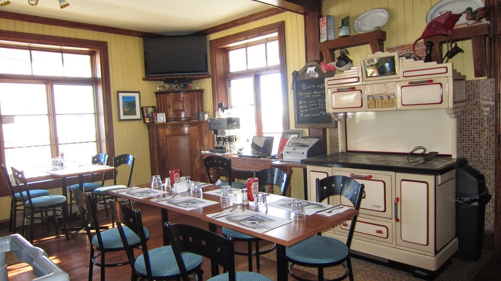 AUBERGE LE FOUR À PAIN | 968 Rue Principale, Petite-Rivière-Saint-François, QC G0A 2L0, Canada | Phone: (418) 632-5550