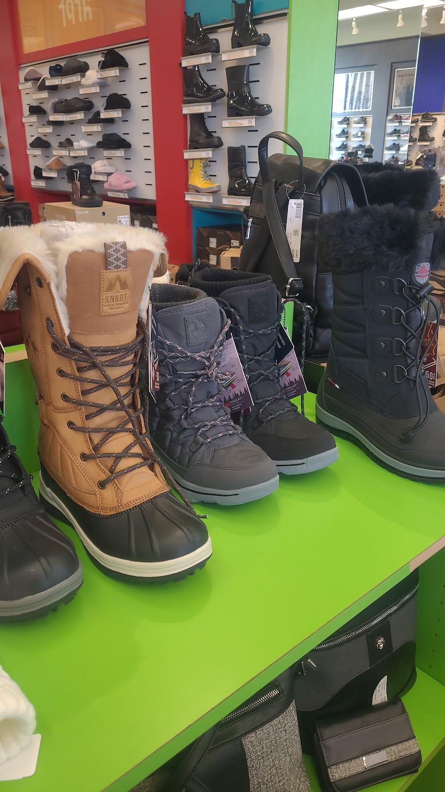Chaussures Yellow | 7197 Bd Newman, LaSalle, QC H8N 2K3, Canada | Phone: (514) 367-3805