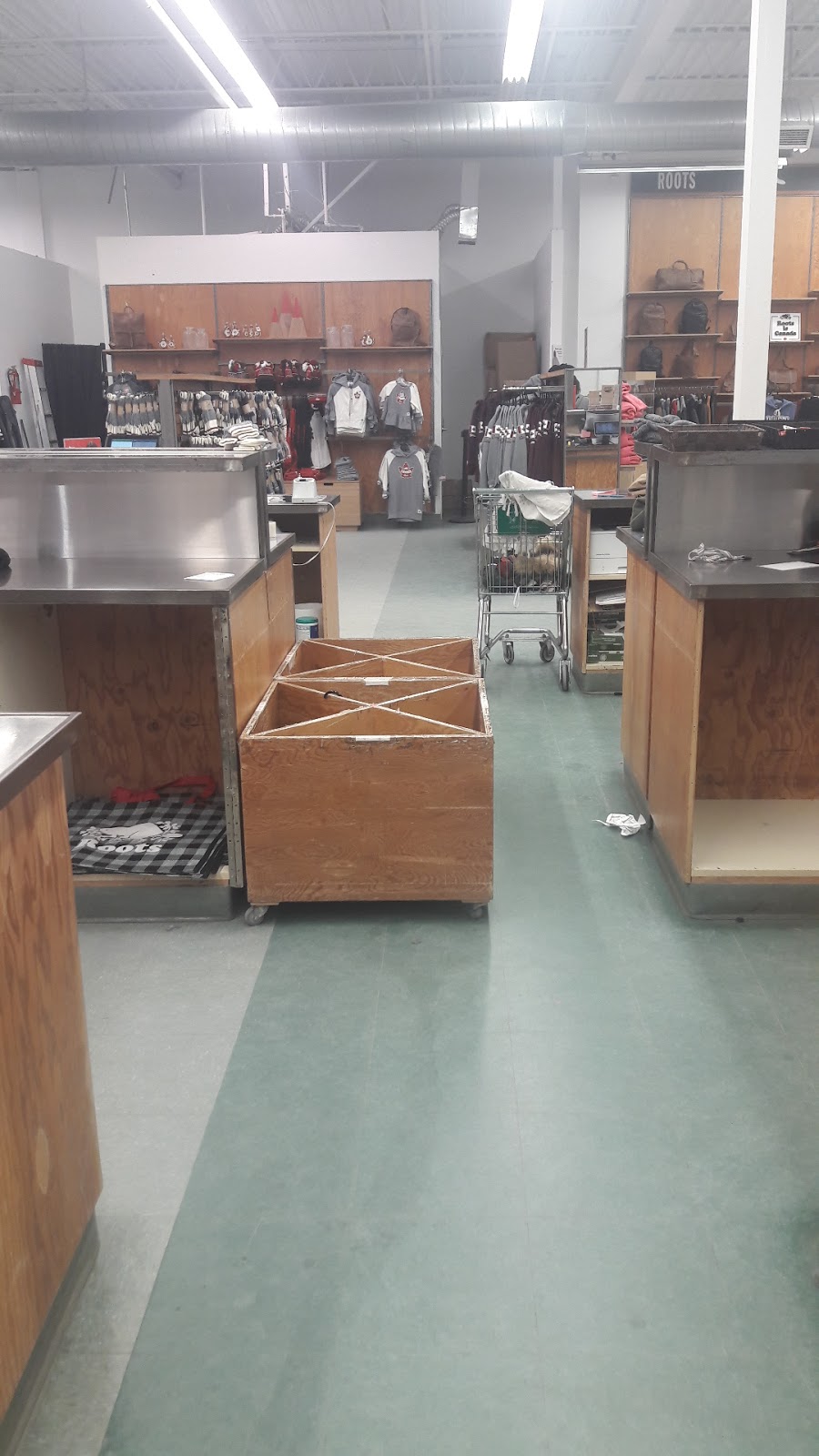 Roots | 120 Orfus Rd, Toronto, ON M6A 1L9, Canada | Phone: (416) 781-8729