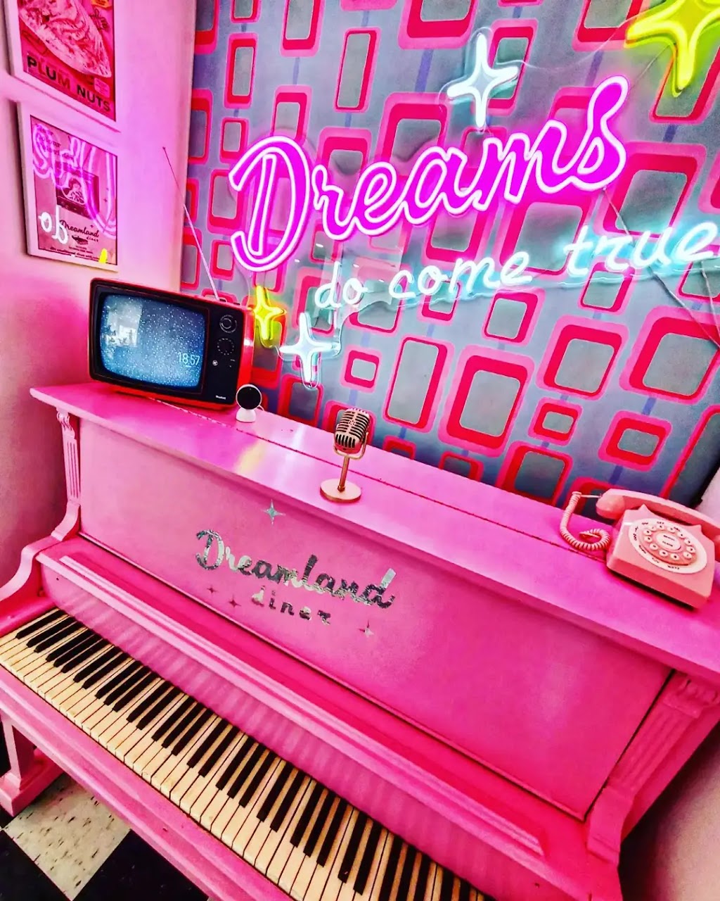 Dreamland Diner | 2615 Portage Ave, Winnipeg, MB R3J 0P7, Canada | Phone: (204) 504-6000