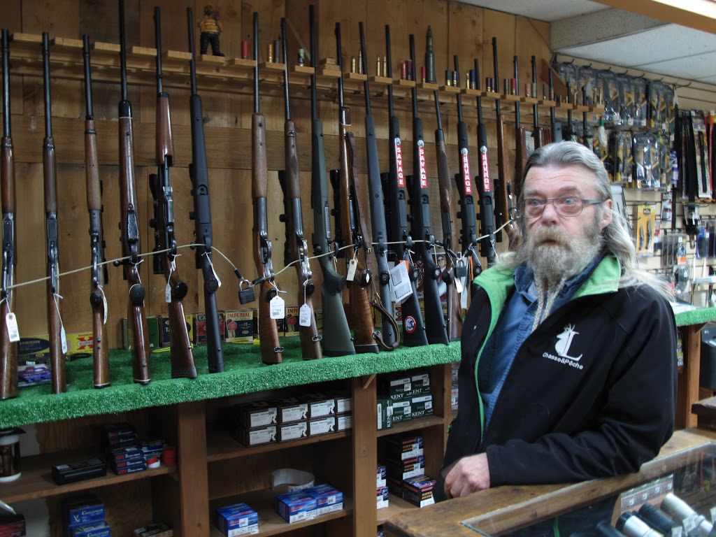 Lauzon Chasse Et Pêche | 69 Grand Boulevard, LÎle-Perrot, QC J7V 4W4, Canada | Phone: (514) 453-5018