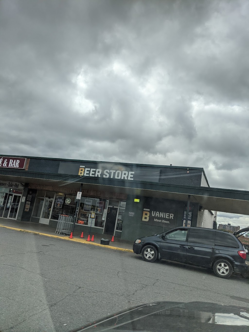 Beer Store 4607 | 548 Montréal Rd, Ottawa, ON K1K 0T9, Canada | Phone: (613) 749-7388