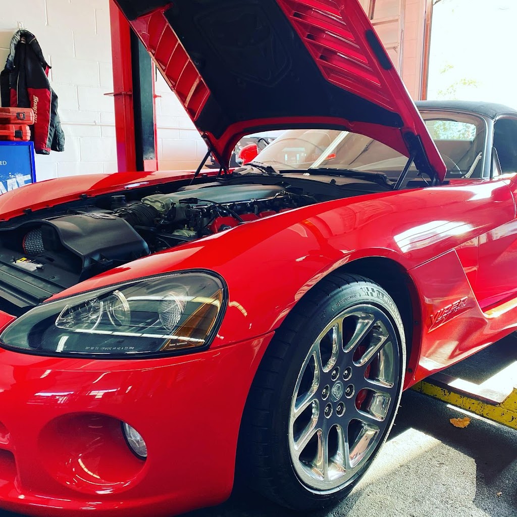 UNIQUE AUTO COLLISION | 1227 Plains Rd E, Burlington, ON L7S 2K2, Canada | Phone: (905) 639-2306