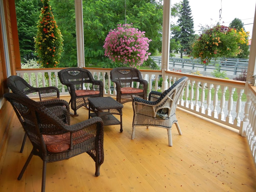 Auberge Du Sault-A-La-Puce | 8365 Ave Royale, Château-Richer, QC G0A 1N0, Canada | Phone: (418) 824-5659