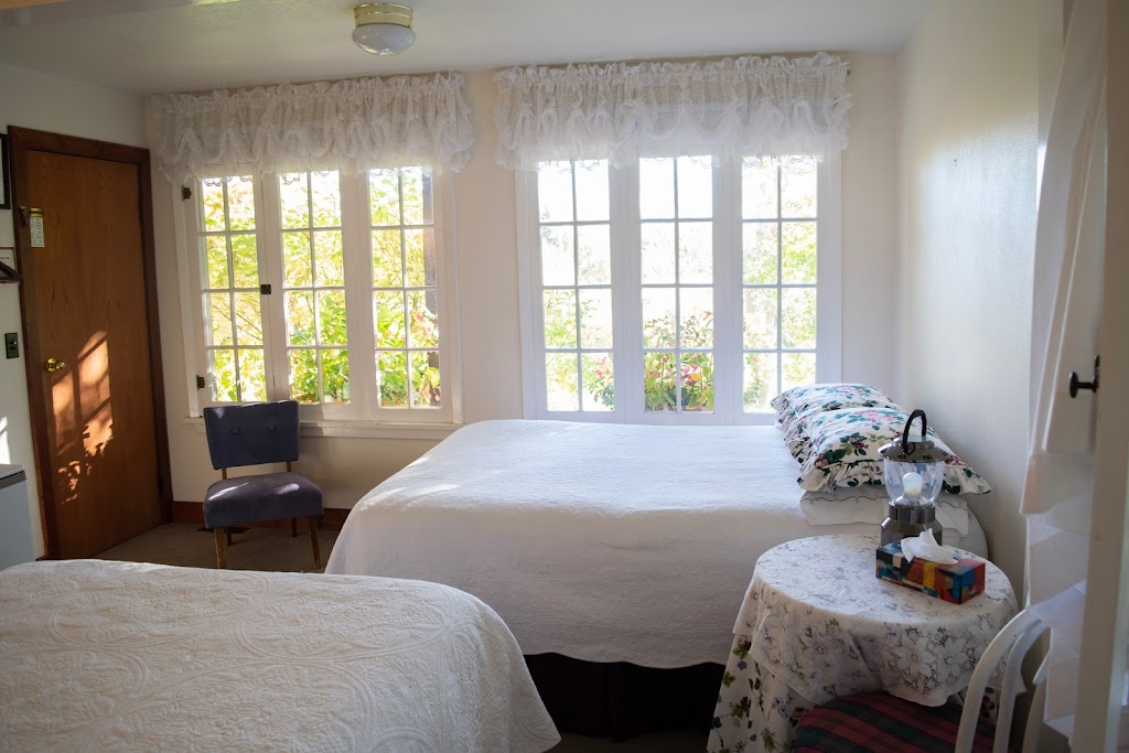 Northland Lodge | 408 Evergreen Ave, Waterton Park, AB T0K 2M0, Canada | Phone: (403) 859-2353