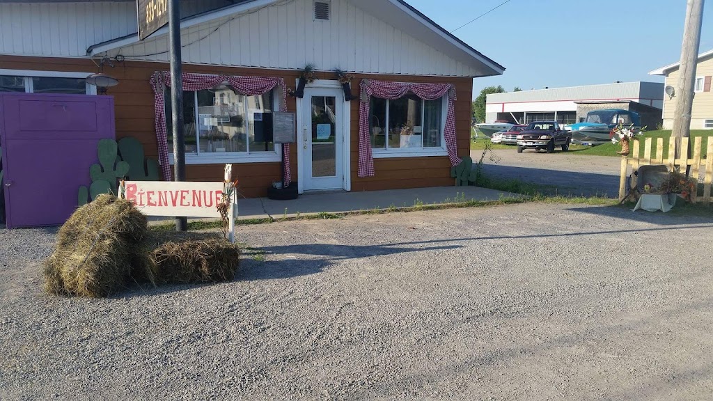 Au Grenier De Patou | 121 Rue Chagnon, Saint-Michel-des-Saints, QC J0K 3B0, Canada | Phone: (450) 833-1297