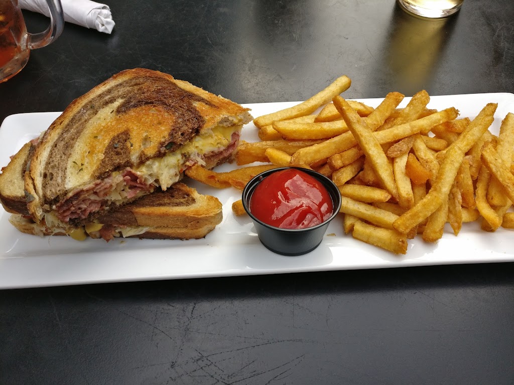 Smugglers Cove Pub | 2581 Penrhyn St, Victoria, BC V8N 1G4, Canada | Phone: (250) 477-2688