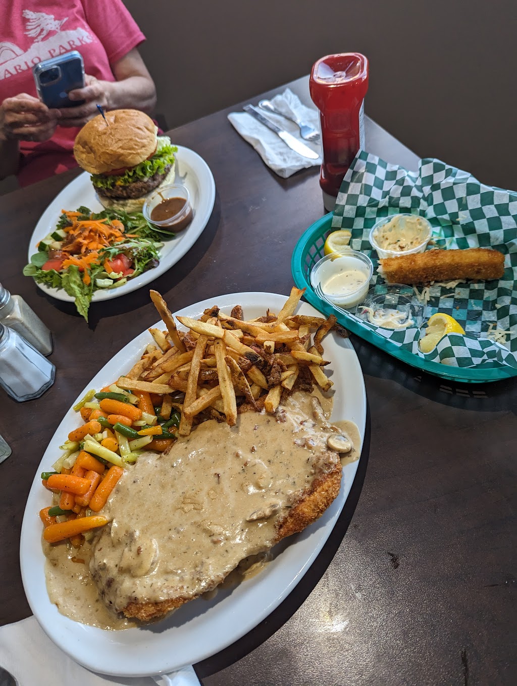 Bears Den Lounge & Motel | 33177 ON-17, Deep River, ON K0J 1P0, Canada | Phone: (613) 584-9795