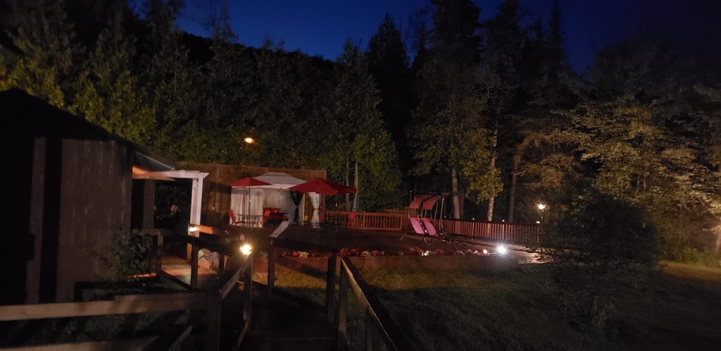 Hotel Restaurant le Petit Lac | 2010 Chemin Pierre Péladeau, Sainte-Adèle, QC J8B 1Z5, Canada | Phone: (450) 745-4545
